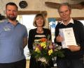 Bild: gdö
Der 76-jährige Friedrich Westiner (rechts) wurde für seine Verdienste beim Aeroclub Erbendorf mit einer Ehrenurkunde und der bronzenen Ehrennadel ausgezeichnet.