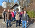 Bild: soj
Die Josefiwanderung des Fichtelgebirgsvereins endete an der Kapelle der Firma Wartinger. Natürlich waren einige Josefs dabei: Josef Söllner (vordere Reihe von links), Josef Schinner und Josef Wartinger.