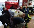 Bild: bey
Im Feuerwehrhaus Oberwildenau verpacken die Wehrmitglieder die gespendeten Hilfsmittel transportsicher in einem Folienüberzug.