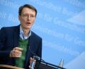 Bild: Bernd von Jutrczenka/dpa
Karl Lauterbach (SPD), Bundesminister für Gesundheit, äußert sich bei einer Pressekonferenz im Bundesgesundheitsministerium zur aktuellen Corona-Lage.