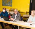 Bild: njn 
Auf dem Bild (von links) David Runschke, Integrationslotse des Landkreises Tirschenreuth, Bürgermeister Johannes Reger und Jasmin Fütterer, Initiatorin der Infoveranstaltung zur Ukraine-Hilfe in Erbendorf.