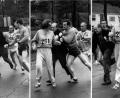 Bild: Harry Trask, Boston Herald
Kathrine Switzer beim Boston-Marathon 1967. Harry Trask hat die legendären drei Fotos geschossen, als Jock Semple versucht, Kathrin Switzer (Nummer 261) aus dem Rennen zu nehmen. Tom Miller (390) befördert ihn mit einem Bodycheck von der Straße. Mit im Bild ist auch Kathrines Trainer Arnie Briggs (490).