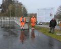 Bild: jr
Die neue Grüngutabgabestelle in Konnersreuth ist seit Freitag geöffnet. Darüber freuten sich (von links) Bauhofleiter Alfons Haberkorn, Mitarbeiter Andreas Neumann, Sachbearbeiter Thorsten Malikowski und Bürgermeister Max Bindl. Was bei der Anlieferung alles zu beachten ist, wurde auf einer Infotafel zusammengefasst.