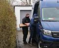 Bild: Vifogra/dpa
Ermittler der Polizei verladen nach einer Durchsuchung einen Karton in ein Fahrzeug.