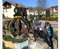 Bild: cro
Hoch hinauf musste Werner Richter vom Team „Osterbrunnen“ der Frauen-Union um Vorsitzende Annemarie Sladky (Zweite von rechts) , damit die farbenfrohe Osterkrone auch von allen Seiten prachtvoll aussieht.