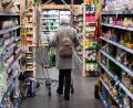 Bild: Sven Hoppe/dpa
Eine Frau läuft mit ihrem Einkaufswagen durch einen Supermarkt.