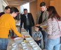 Bild: rha
Auch den Gästen aus der Ukraine schmeckt die bayerische Kartoffelsuppe. Pater Robin Xavier (Mitte) wünscht guten Appetit.