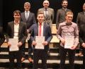 Bild: Kunz
Die drei besten Absolventen stehen in der ersten Reihe. Alexander Penzkofer (Zweiter von links), Jan Schuster (Dritter von links) und Markus Busch (Vierter von links) erreichten die Gesamtnote 1 bei der Wintergesellenprüfung.
