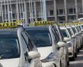 Bild: Paul Zinken/dpa
Taxis stehen aufgereit vor dem Berliner Olympiastadion bereit.