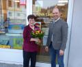 Bild: tra
24 Jahre lang führte Rita Thomas das "Lädchen" in Ensdorf, nun wurde sie von Bürgermeister Hans Ram in den Ruhestand verabschiedet.