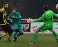 Bild: ham
Der Stullner Dominik Linsmeier (Mitte) zieht ab, der Weidenthaler Alexander Kirchberger (links) kommt zu spät. Sportfreunde-Keeper Mattias Plail kann aber retten.