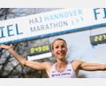 Bild: Julian Stratenschulte/dpa 
Domenika Mayer feiert ihren Sieg beim Hannover-Marathon und somit auch den Titel bei den deutschen Marathon-Meisterschaften.