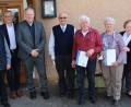 Bild: bjo
Pater Slawomir Niemczewski (von links), Riedens Bürgermeister Erwin Geitner, Landrat Richard Reisinger, Ortsvorsitzender Josef Niebler, die Geehrten Johann Ehrnsperger und Waltraud Weigert sowie VdK-Kreisvorsitzende Marianne Kies-Baldasty und Ensdorfs Bürgermeister Hans Ram bei der Mitgliederversammlung des VDK-Ortsverbandes.