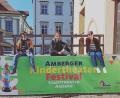 Bild: Steffi Bürger/exb
Die Schauspieler von „FarbAffenLand“, Nils Hüttenrauch, Marie Wuillème und Nada Degrell (von links), freuen sich über ihren Sieg.
