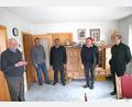 Bild: fvo
Auch mit 90 Jahren hält der Albersriether Max Stahl (links) Begebenheiten mit seiner Filmkamera fest. Zum runden Geburtstag gratulieren Pfarrer Norbert Götz, Hans Beer und Bürgermeister Josef Beimler (von rechts). Mit im Bild: Hofnachfolger Sohn Robert Stahl (Zweiter von links).