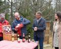 Bild: szl
Mit einer Brotzeit an der Heusterzbrücke läuteten Karl und Florian Maschauer von der gleichnamigen Bäckerei, Bürgermeister Franz Stahl und Tourist-Info-Leiterin Stefanie Süß (von links) die diesjährige Picknick-Kerwl-Saison ein.