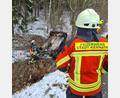 Bild: mde
Der BMW kam auf der B22 zwischen Kemnath und Schönreuth auf Höhe Lichtenhof von der Fahrbahn ab, überschlug sich und landete auf dem Dach im angrenzenden Wald. Die Feuerwehren Kemnath und Schönreuth sowie der Rettungsdienst und die Polizei waren vor Ort.