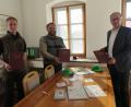 Bild: jzk
Forstdirektor Christoph Hübner (Mitte) übergab den Forstwirtschaftsplan für den Stadtwald, das Revierbuch und das Forstwirtschaftsgutachten für den Spitalwald an Bürgermeister Roman Schäffler (rechts) und Stadtförster Reinhard Herrmann (links).