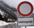 Symbolbild: Angelika Warmuth/dpa
Ein Schild weist auf Lawinengefahr hin.