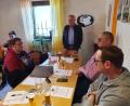 Bild: jsa
Lobende Worte richtete Bürgermeister Günter Kopp (stehend) an die Club-Anhänger um Kassier Thomas Kapustenski (links).