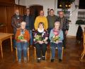 Bild: bjp
Eckhard Bodner und Andreas Reindl (stehend, Dritter und Vierter von links) leiten in den Heimatpflegebund. Mit im Team sind Kassierin Maria Berger und Schriftführerin Elisabeth Murr (sitzend, links und rechts) sowie die Beisitzer Alfred Pravida (stehend links neben Bürgermeister Bernhard Stangl), Richard Wolf (stehend rechts) und Waltraud Slama (sitzend Mitte).