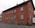 Bild: fpoz
Das markante Gebäude der ehemaligen Knabenschule gehört seit 130 Jahren zum Ortsbild von Waldershof. Der Anbau links soll abgerissen werden.