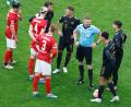 Bild: Philipp von Ditfurth/dpa
Ratlos nach dem Wechselfehler: Schiedsrichter Christian Dingert (in blau) gemeinsam mit den Bayern und Freiburger Spielern.