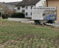Bild: Portner
Am Ortseingang von Hof weist diese Tafel vor einem Anwesen auf die ablehnende Haltung bezüglich des geplanten Solarparks nahe der Ortschaft hin. Die Bürgerinitiative „Hof plus“ sammelt jetzt Unterschriften für ein Bürgerbegehren.