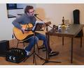 Bild: Eva Gibhardt/exb
Sebastian Lang würzte den kulinarischen Vortragsabend mit Gitarrenklängen und selbst komponierten Liedern.