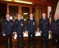 Bild: bey
Kreisbrandrat Marco Saller (rechts) und Bürgermeister Rainer Rewitzer gratulieren Sven Riedel zur Wahl zum Kommandanten der Feuerwehr Pleystein, ebenso Daniel Kabitschke, der neuer zweiter Kommandant ist, und Atemschutzgruppenführer Sandro Popp (von links).