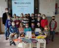 Bild: wel
Mit Stolz präsentieren die Kinder der Klasse 3a mit Klassleiter Peter Grosser die Urkunde, die sie als Siegerklasse unter allen Frühstarter-Klassen bekommen haben.