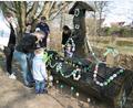 Bild: mma
Liebevoll schmücken Eltern und Kinder den Osterbrunnen an seinem neuen Platz am Osterbrunnenbach.