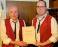 Bild: do
45 Jahre Flügelhornist bei der Blaskapelle Kirchenthumbach. Für dieses einmalige Engagement überreichte Vorsitzender Sebastian Dimler (rechts) dem 75-jährigen Reinhold Oberst die Ernennungsurkunde zum Ehrenmitglied des Vereins.
