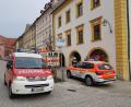 Bild: Tobias Gräf
Vom Dach eines Gebäudes am Luitpoldplatz in Sulzbach stürzte ein Mann acht Meter in die Tiefe und verletzte sich schwer. Feuerwehr, Notarzt und Polizei eilten zum Unfallort.