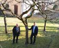 Bild: Portner
Bürgermeister Rudolf Teplitzky (rechts) und OGV-Vorsitzender Karl Ruhland blicken im Pfarrgarten Oberviechtach auf die alten Obstbäume. Mit einer Initiative wollen sie Streuobstwiesen erhalten und neue Anpflanzungen fördern.