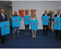 Bild: gsp
In diesem Jahr sind die Landkreislauf-Shirts hellblau, das zeigten (von links): Thomas Pickel (Sparkasse Amberg-Sulzbach), Erich Dömel, Stephanie Winter, Kathrin Schmidt (Sparkasse Amberg-Sulzbach), Alexander Düssil (Sparkasse Amberg-Sulzbach) und Landrat Richard Reisinger.