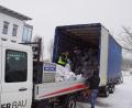 Bild: mmj
Am Irlbacher-Parkplatz wurden die Altkleider von den Sammelfahrzeugen in den bereitstehenden Transporter verladen.