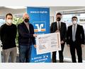 Bild: njn
Kassier David Frischholz (von links) und Vorsitzender Jürgen Frischholz vom Kultur- und Kunstverein nahmen den Spendenbetrag von Geschäftsstellenleiter Alexander Goblirsch entgegen. Mit auf dem Bild Regionalmarktleiter Christian Pöll.