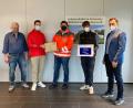 Bild: Jürgen Wilka/exb
Bei einer Spendenaktion der Mittelschule konnten insgesamt 1800 Euro gesammelt werden. Im Bild die Übergabe an das BRK (von links): Konrektor Joachim Kruppa, Laurin Helm (M 10), BRK-Kreisgeschäftsführer Holger Schedl, Georg Schmid (M 9) und Rektor Jürgen Bayer.