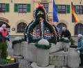 Bild: dob
Der Brunnen vor dem Rathaus ist dank der Helfer von der Siedlergemeinschaft Vohenstrauß in den Stadtfarben geschmückt. Jetzt fehlen nur noch Wärme und Sonne.