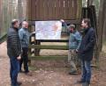 Bild: knh
Philipp Bahnmüller (Zweiter von links) und Robert Werner (Dritter von links) erklären Stephan Oetzinger (rechts) und Bürgermeister Richard Kammerer die zunehmende Vernässung der Moore im Manteler Wald.