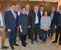 Bild: jr
Seinen 75. Geburtstag feierte am Montag Karl-Heinz Ernstberger (Mitte). Dazu gratulierten unter anderem (von links) CSU-Kreistagsfraktionssprecher Bernd Sommer, Bürgermeister Stefan Grillmeier, Schwiegersohn Gerhard, Tochter Tanja, TuS-Präsident Anton Bauernfeind, Enkel Louis, Ehefrau Claudia, Gerhard Greim (SPD und SV) und Landrat Roland Grillmeier.