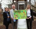 Bild: Theresa Ströhl/exb
Juliana Schweitzer (links) von der schulvorbereitenden Einrichtung am Haager Weg, Michael Schuierer (Rektor der Rupert-Egenberger Schule) und Initiatorin Lisa Schuh (rechts) freuen sich über das Spendenaufkommen.