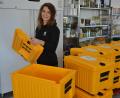 Bild: jr
Anna-Lena Männl zeigt die Wärme-Transportboxen, mit denen das frisch zubereitete Essen zu den Stationen gefahren wird.