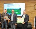 Bild: stg
Leader-Koordinator Hans-Michael Pilz , AELF-Sachgebietsleiter Stefan Enders, Bürgermeister Roman Schäffler, Landrat Roland Grillmeier sowie Stefan Gassler vom Städtischen Bauamt (von links) war die Freude über die Förderzusage anzusehen.