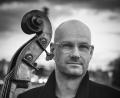 Bild: exb
Bassist Sven Faller lädt seine Gäste im Badehaus Maiersreuth zu lockeren Gesprächen und gemeinsamem Musizieren ein.