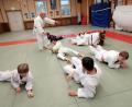 Bild: tbi
Stützpunkttrainer Florian Velici (links hinten) gibt den Nachwuchsjudokas bei einer Trainingseinheit Tipps zu den Bodentechniken.