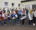Bild: fz
Hände hoch für die erfolgreichen Buben und Mädchen. Die Kinder freuen sich über ihre Preise, die sie beim Malwettbewerb ergatterten.