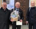 Bild: Linda Schmauß/exb
Kaplan Pater Rafal (rechts) und Kirchenpfleger Josef Greiner (links) verabschiedeten den langjährigen Pfarrgemeinderat Josef Lindner