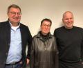 Bild: Hubert Schober/exb
Petra Helgert führt als neue Präsidentin den Lions-Club Goldene Straße. Flankiert wird sie von den Vizepräsident Frank Irlbacher (links) und ihrem Vorgänger Udo Zrenner.